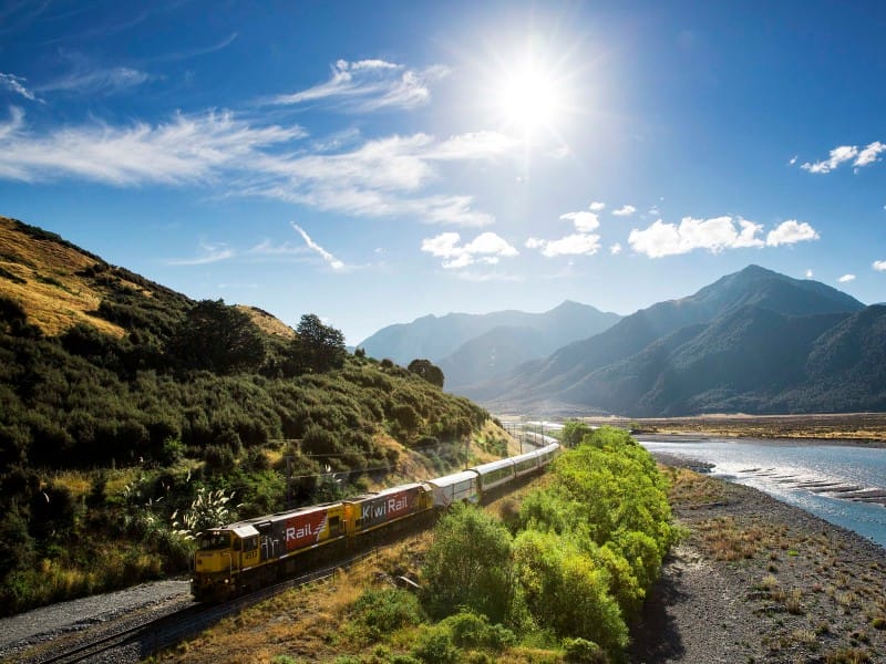 NZ_Züge_TranzAlpine_alongside Waimakarir