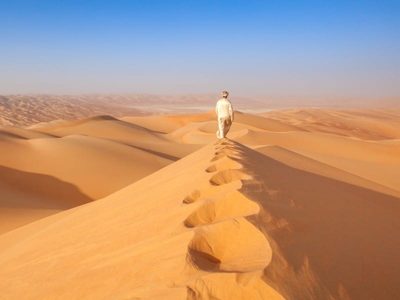 Oman Wüste Mann auf Düne