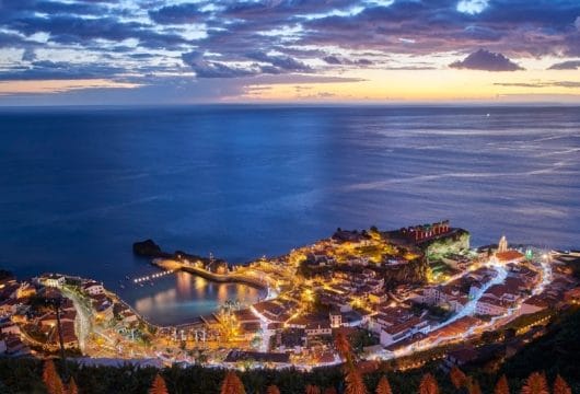 Festlich beleuchteter Hafen Funchal