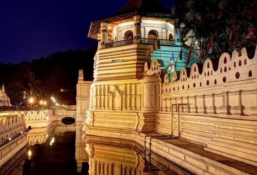 Die Tempelmauern Kandys bei Nacht