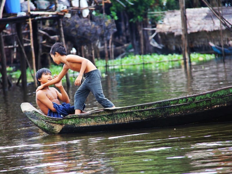 Jungen Tonle Sap See