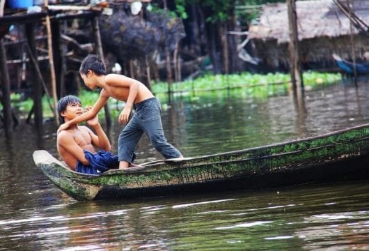 Jungen Tonle Sap See