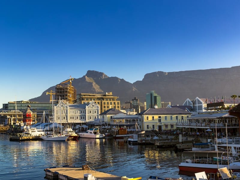 Südafrika_Kapstadt_Waterfront mit Tafelb
