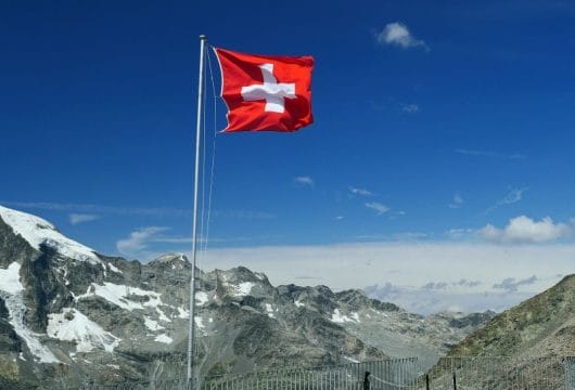 schweiz-alpen-nationalflagge