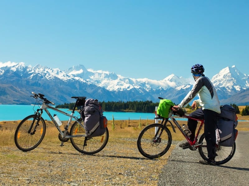 Neuseeland_Südinsel_Radfahrer vor Berg