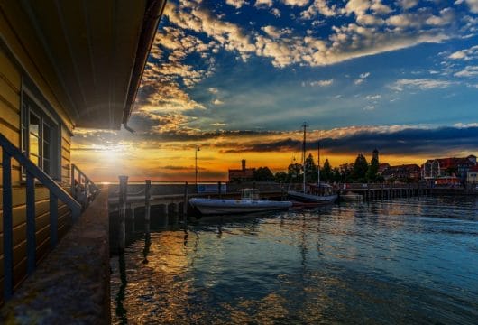 Hafen am Bodensee bei Sonnenuntergang