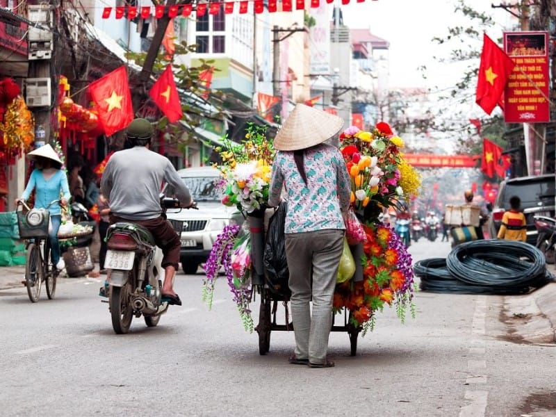 Verkäuferin auf den Straßen von Hanoi