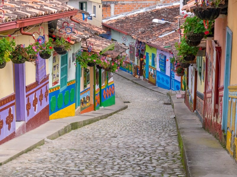 Kolumbien Guatape bunte Häuser