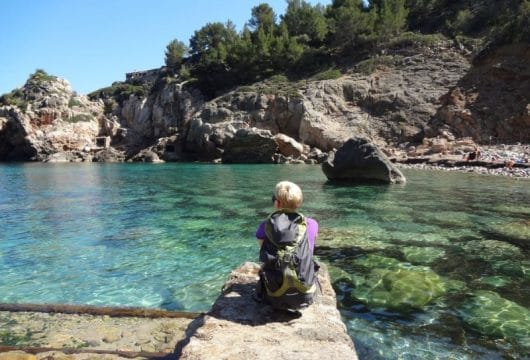 Mallorca Deia Bucht Wanderer