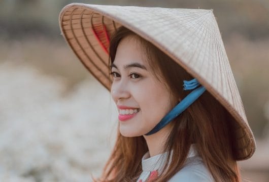 Vietnamesin mit konischem Hut