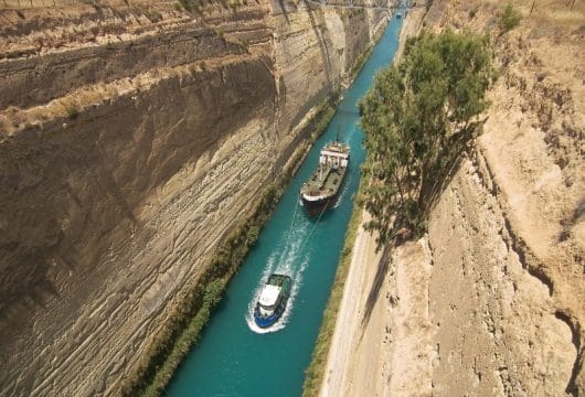 griecheland-kanal von korinth-schiffe