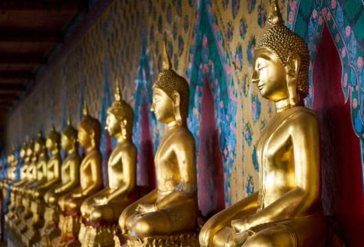 Goldene Buddhas im Wat Arun, Thailand