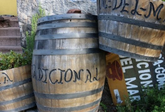 Weinfässer in La Gomera, Spanien