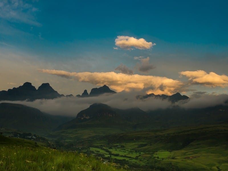 Dramatische Wolkenlandschaft Drakensberg