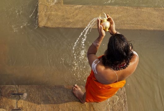 Hindu am heiligen Fluss
