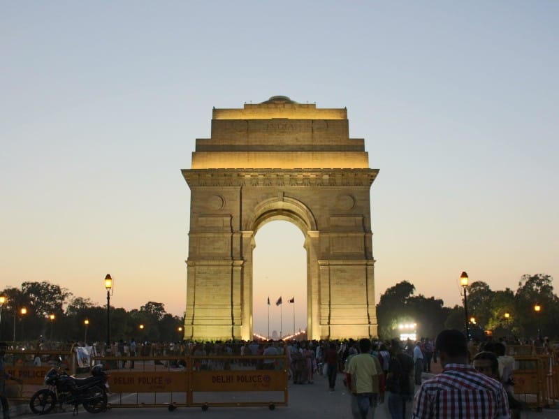 India Gate am Abend in New Delhi