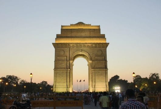 India Gate am Abend in New Delhi