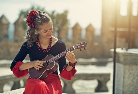 Spanien Andalusien Frau Gitarre spielend