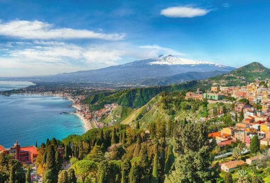Taormina mit Ätna im Hintergrund