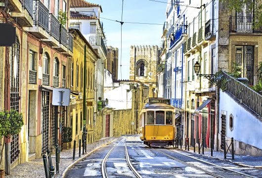 Tram mit Kathedrale, Lissabon