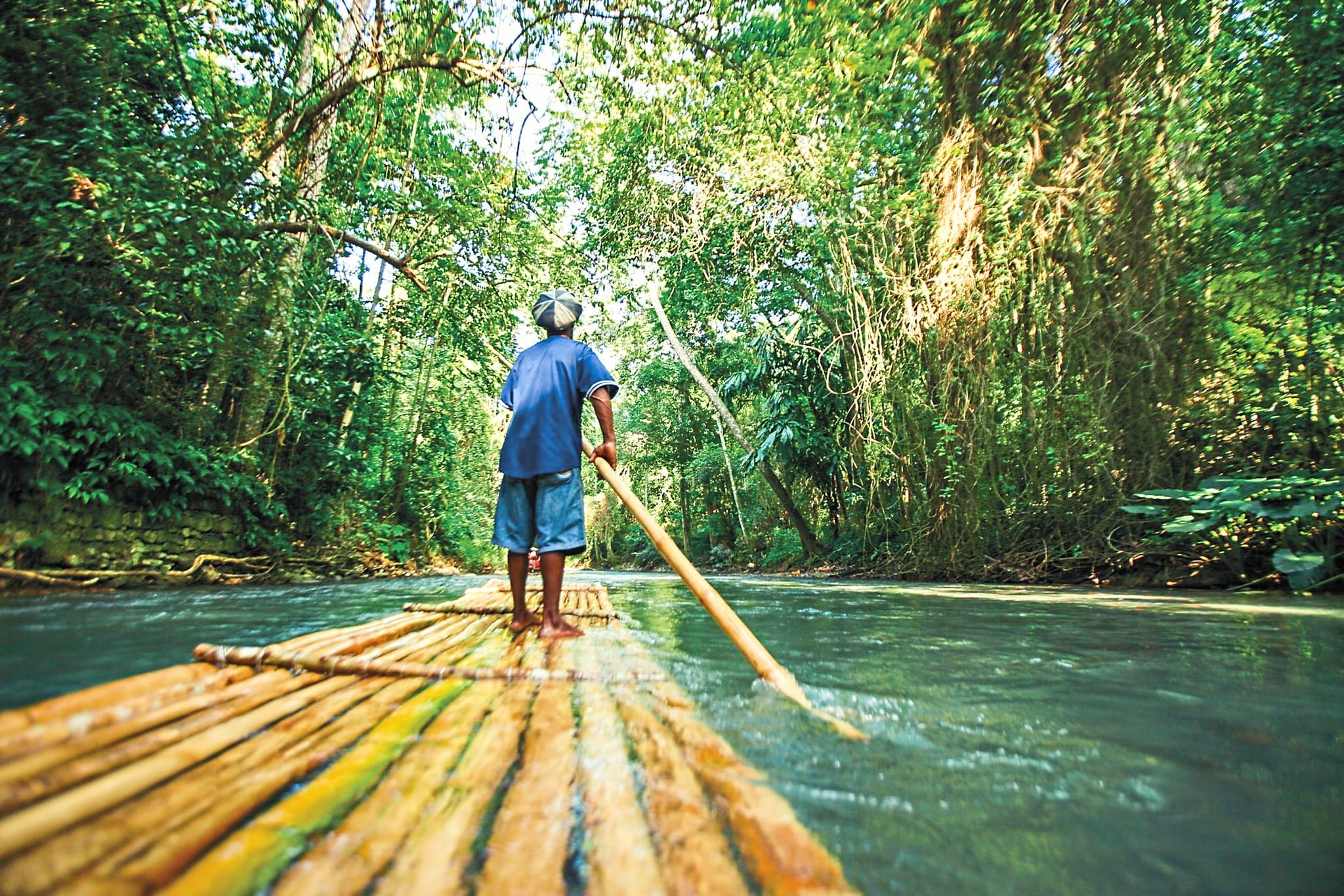 Jamaika Regenwald Mann auf Floss