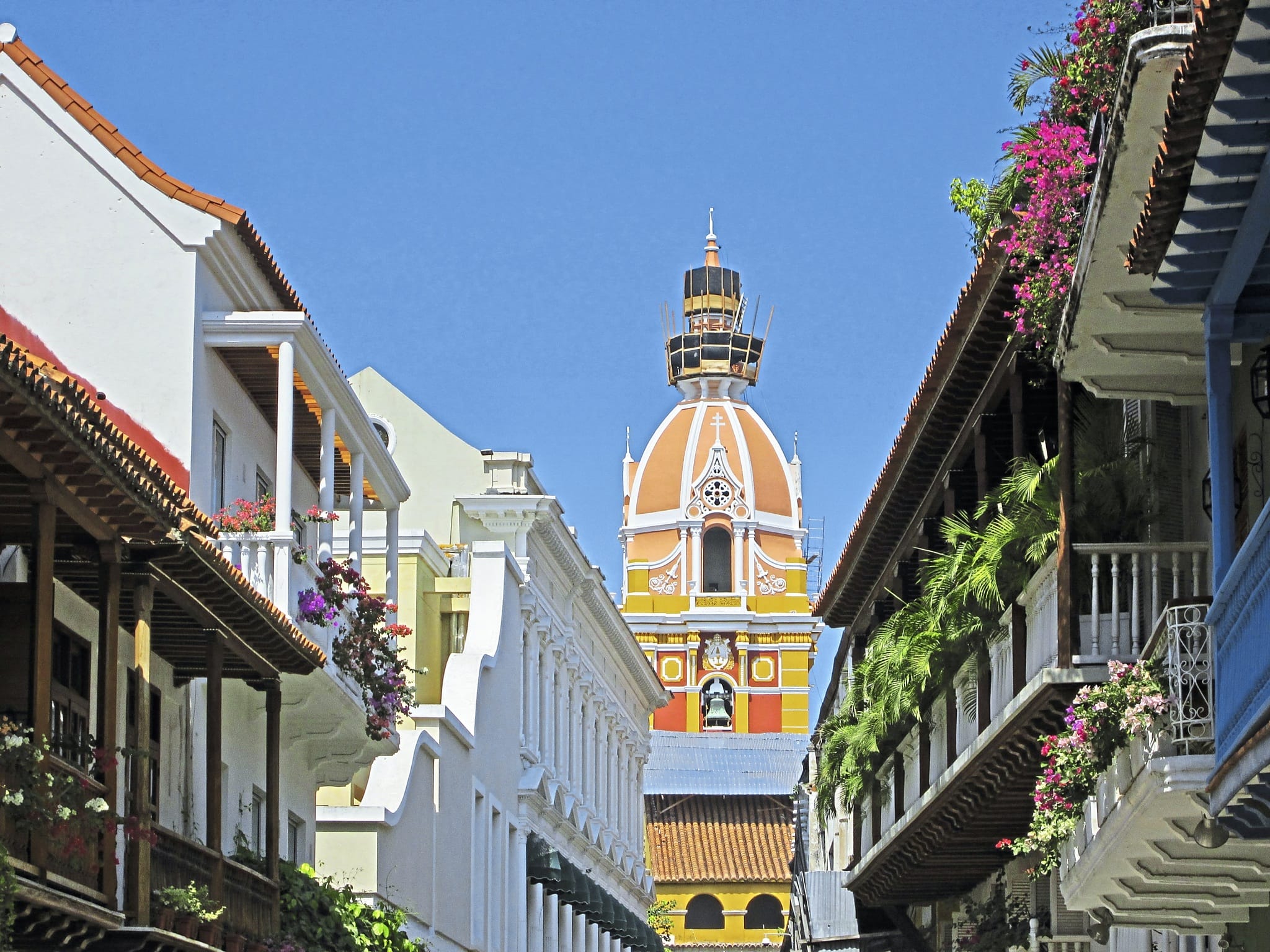Cartagena Balkone und Kirche