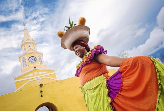 Frau mit Obst auf dem Kopf in Cartagena