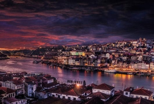 Panorama von Porto bei Nacht
