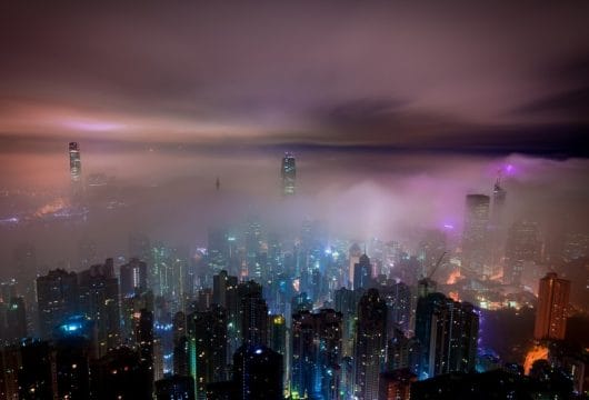 Hongkong von oben im Nebel