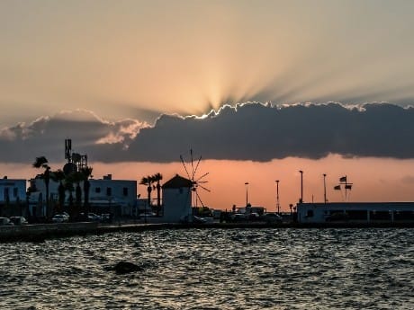 griechenland-kykladen-paros-hafen abends