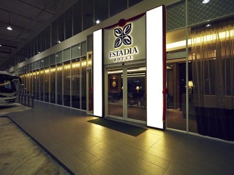 Haupteingang des Estadia Hotels