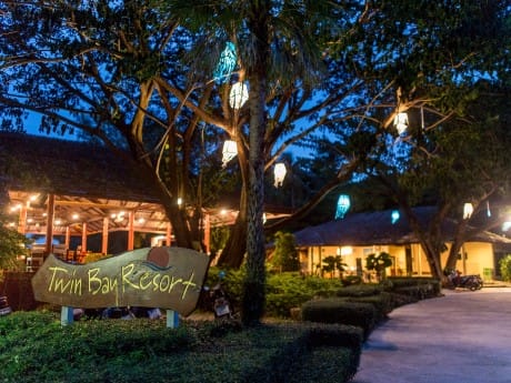 Der Eingang des Twin Bay Resort