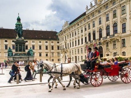 Kutsche vor der Hofburg, Wien