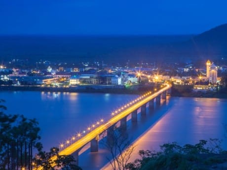 Pakse Skyline bei Nacht