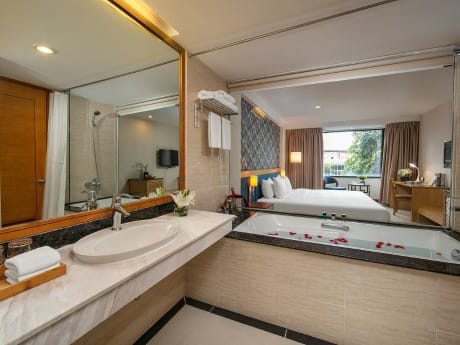 Beispielbadezimmer im Lacasa Hotel