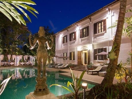 Die Poolanlage des Satri House Hotels