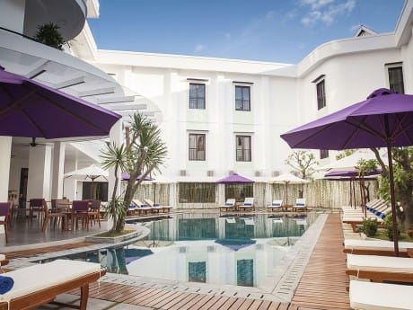 Poolanlage des EMM Hotel