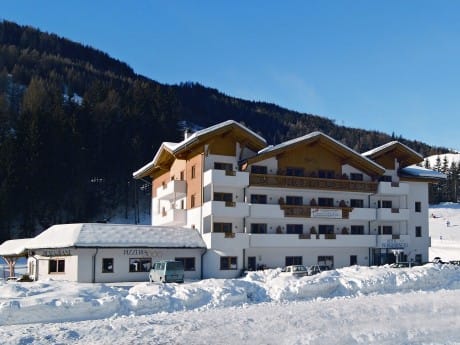 Aussenansicht Winter, Hotel Bergkristall