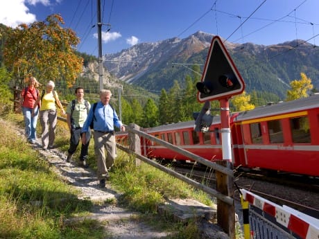 Schweiz - Wanderer auf der Via Albula