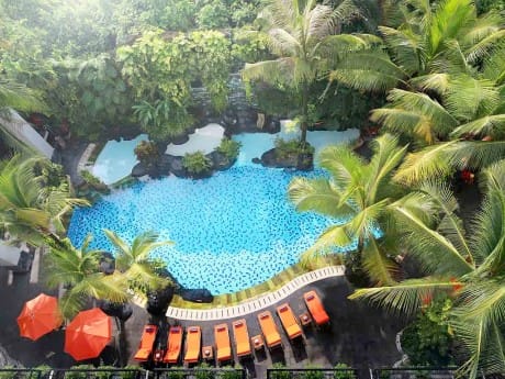 Die Poolanlage des Novotel Yogyakarta