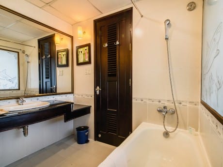 Beispielbadezimmer im Huong Giang