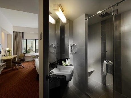 Bad des Deluxe Zimmers im Sunway Hotel