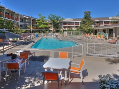 Ashland Hills Hotel & Suites - Poolarea