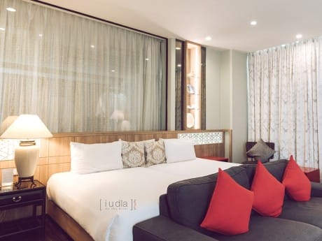 Zimmerbeispiel, IUDIA on the River