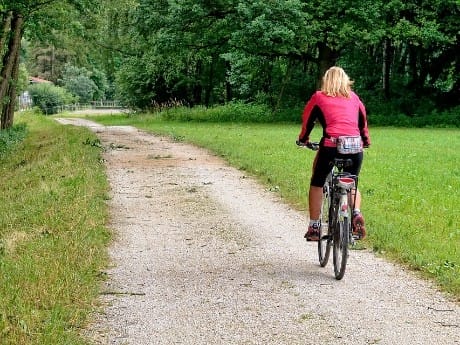 Fahrradfahrerin in den Marken