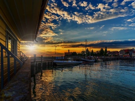 Hafen am Bodensee bei Sonnenuntergang