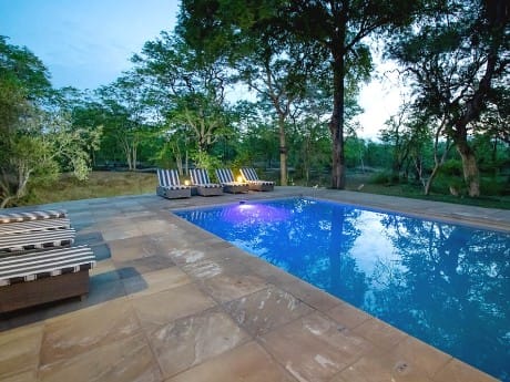 Poolbereich im Xanatseni Private Camp