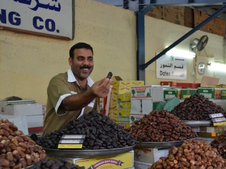 Verkäufer auf dem Markt in Dubai