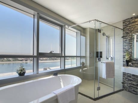 Badezimmerbeispiel im Pearl Rotana Hotel