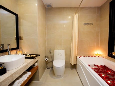 Beispielbadezimmer des Silk Luxury Hotel